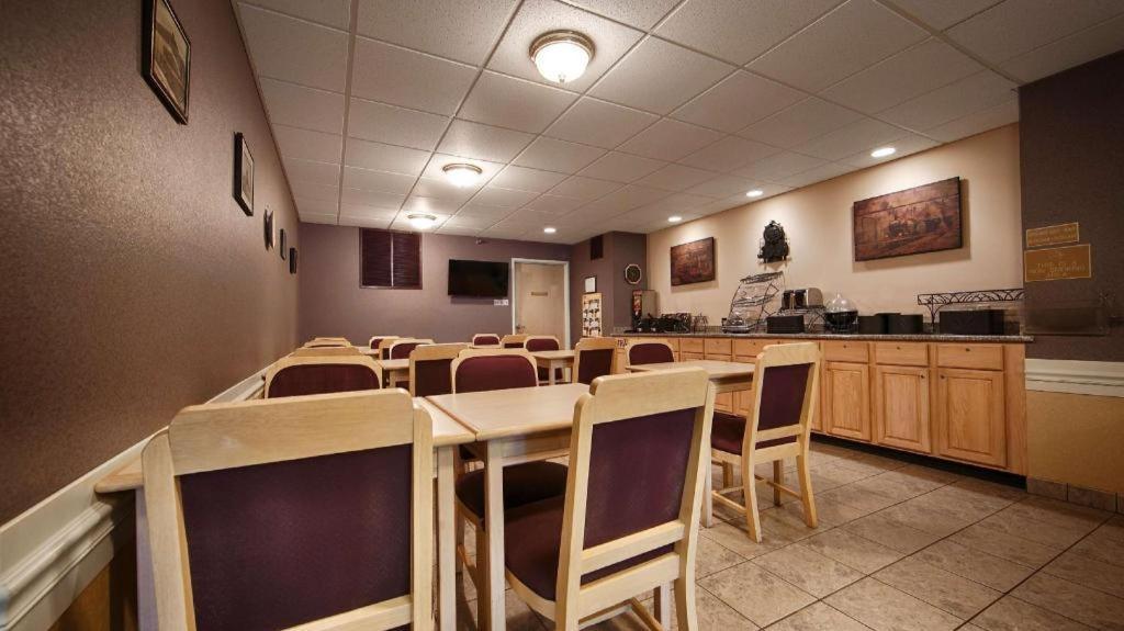 Best Western Fostoria Inn And Suites Exterior photo